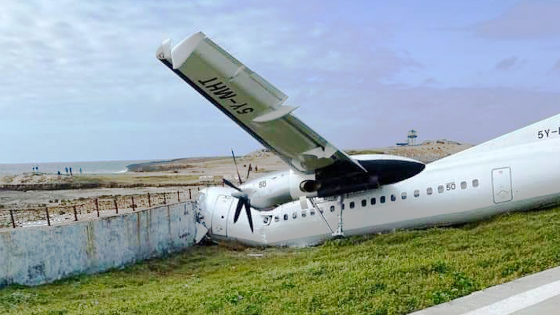 Un avión de carga se sale de pista y se estrella contra una valla cuando aterrizaba en la capital de Somalia (FOTOS)