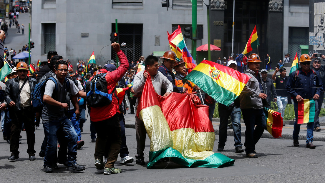 Bolivia: Desalojan violentamente a simpatizantes del MAS mientras hacían campaña en una plaza (FOTOS, VIDEO)