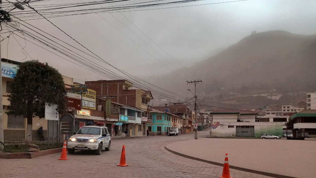 Cae gran cantidad de ceniza volcánica sobre varias ciudades de Ecuador (FOTOS, VIDEOS)