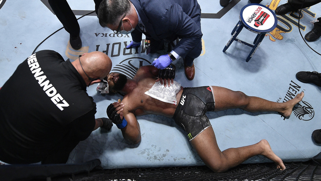 Un excampeón de artes marciales mixtas se fractura una costilla durante la pelea estelar de la UFC y después publican la radiografía de su lesión