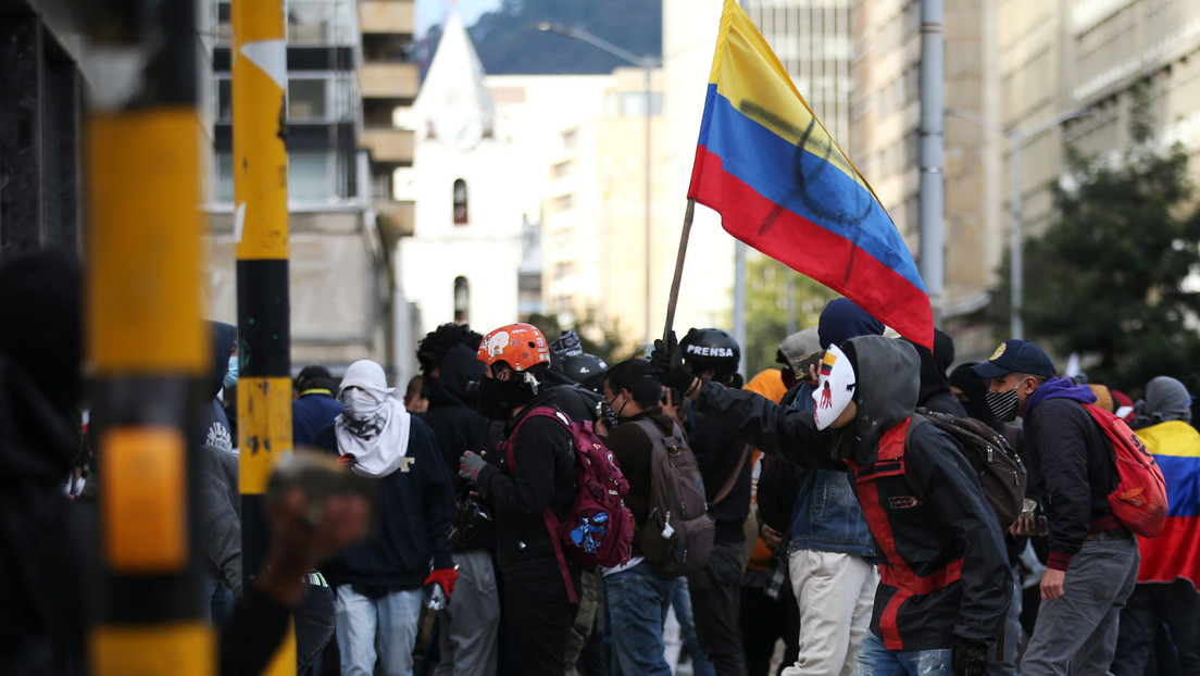 VIDEOS: Gases lacrimógenos y bombas aturdidoras en las protestas contra la brutalidad policial en Colombia