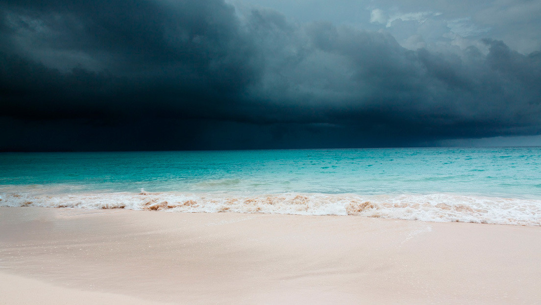 FOTOS: Una gigantesca nube 'tsunami' se cierne sobre una playa de Italia