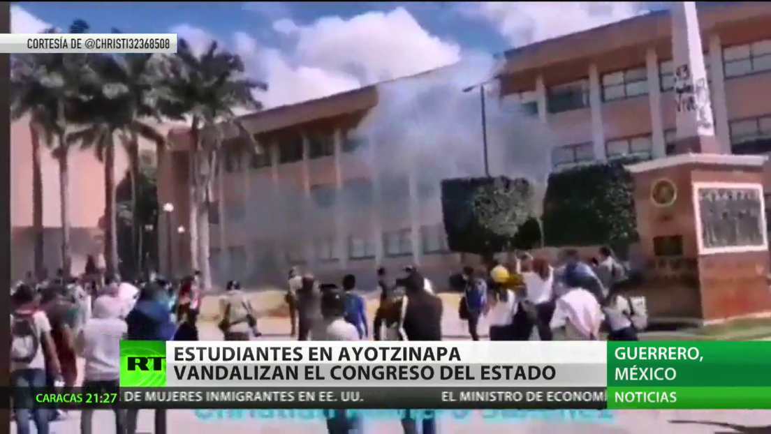 México: Estudiantes de Ayotzinapa vandalizan el Congreso del estado de Guerrero