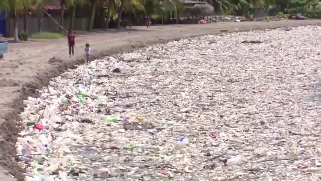 VIDEO: Un 'tsunami' de toneladas de basura inunda las playas de Honduras