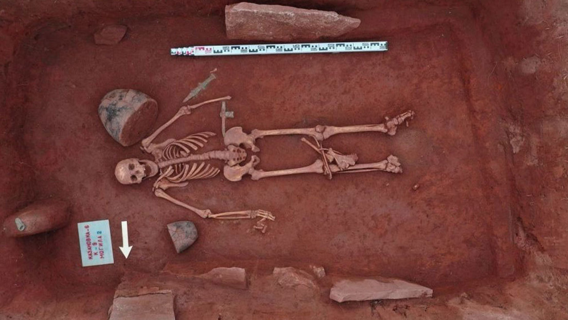 Hallan una tumba escita totalmente intacta de 2.500 años con una pareja y una mujer tumbada a sus pies