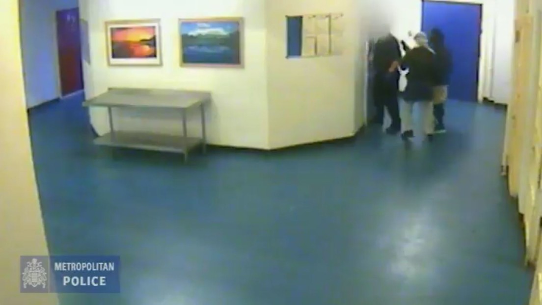 VIDEO: Muestran las imágenes de dos reclusos atacando a un oficial tras atraerlo a una despensa en una prisión de máxima seguridad de Reino Unido