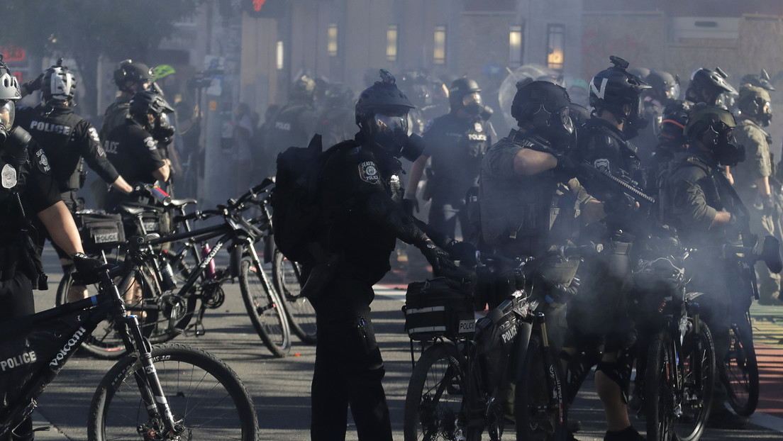 VIDEO: Un policía de Seattle pasa su bicicleta sobre la cabeza de un hombre tendido en el suelo