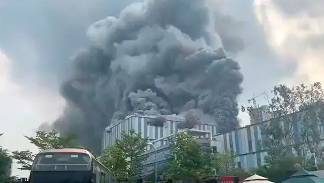 VIDEOS: Incendio masivo en una de las instalaciones de Huawei en China