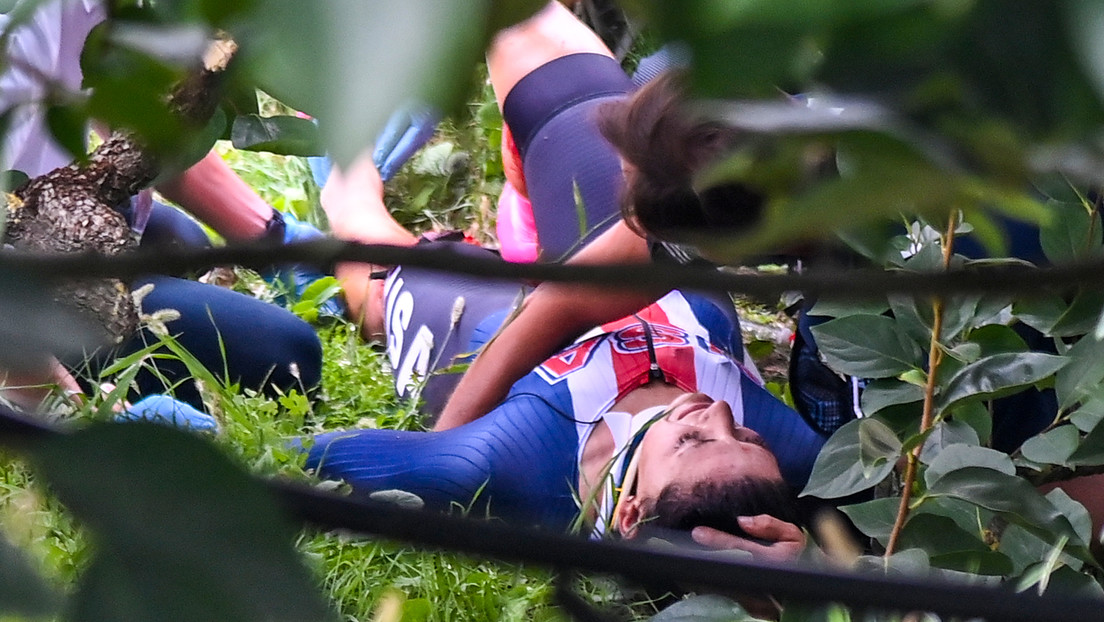 Una ciclista estadounidense cae por un barranco y sufre una grave lesión en una pierna (VIDEO)