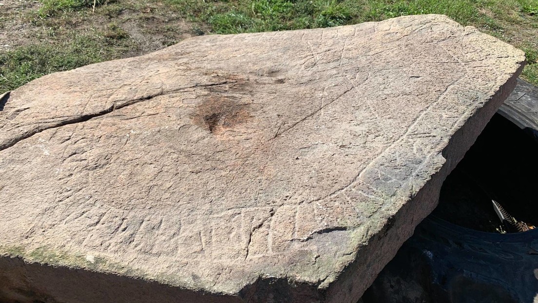 FOTO: Hallan una piedra rúnica de 1.000 años de antigüedad en la misma granja en la que encontraron un tesoro de plata hace 14 años