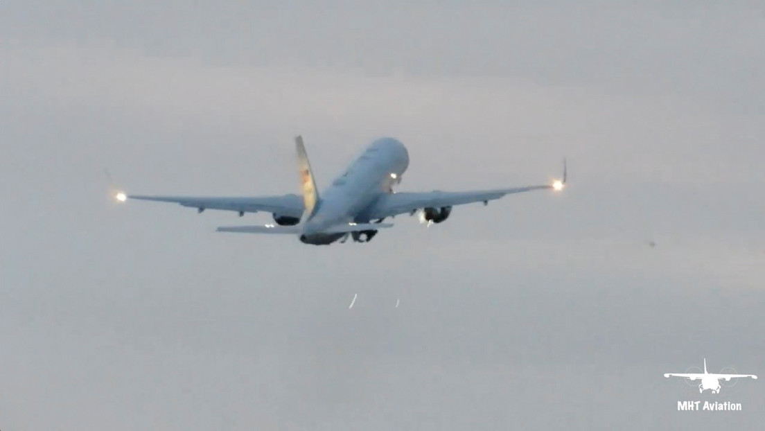 VIDEO: Momento en que el motor derecho del avión del vicepresidente Mike Pence chispea tras la colisión con un ave