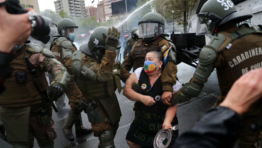 VIDEOS: Carabineros reprimen a manifestantes con cañones lanza-aguas y gas lacrimógeno en una nueva protesta a un mes del plebiscito en Chile