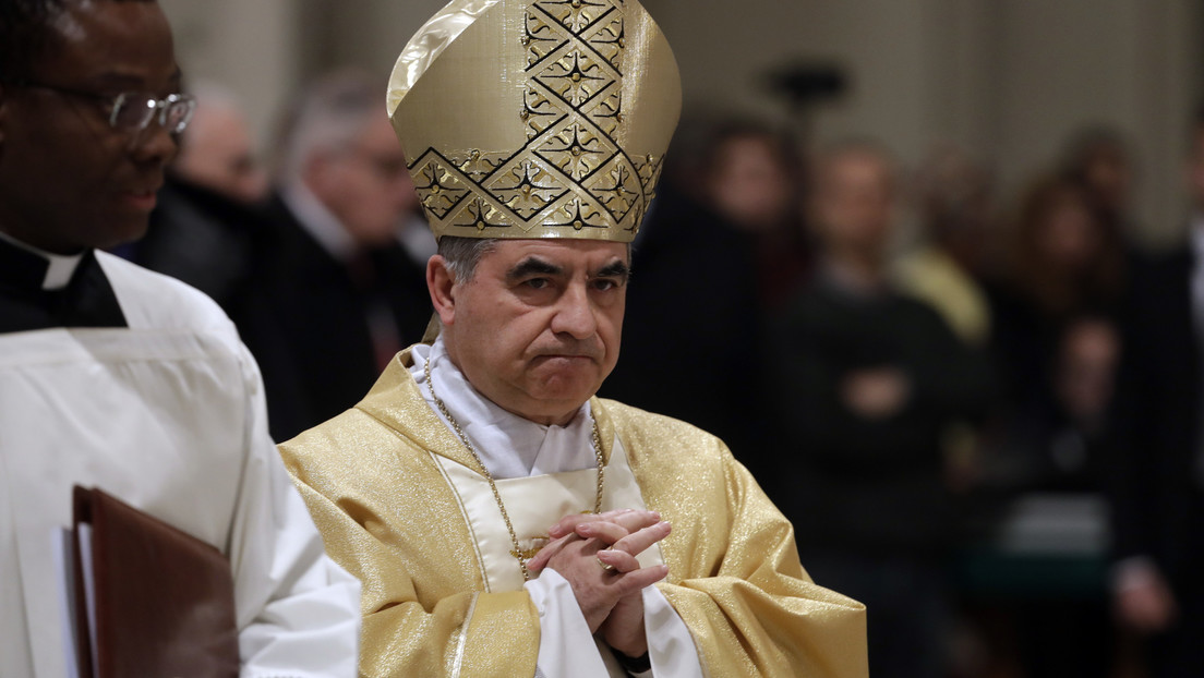 Uno de los cardenales más poderosos del Vaticano es acusado de malversar miles de dólares y renuncia pese a negar su culpabilidad