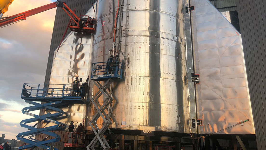 FOTO: Elon Musk muestra la parte inferior del nuevo prototipo de la nave espacial Starship
