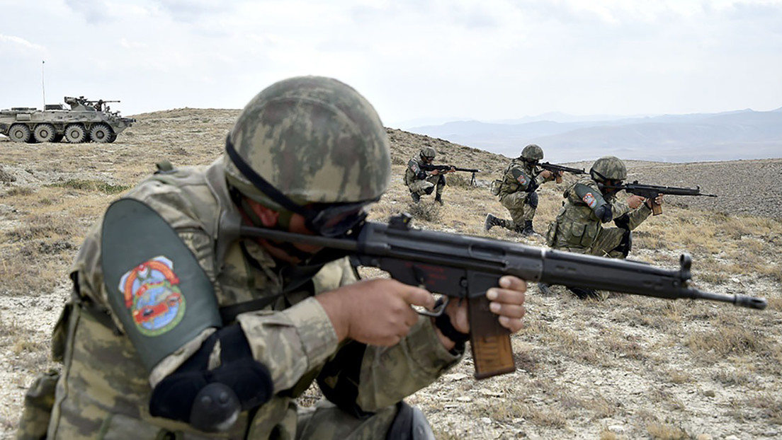 Azerbaiyán declara el estado de guerra en varias regiones del país en medio del enfrentamiento militar con Armenia