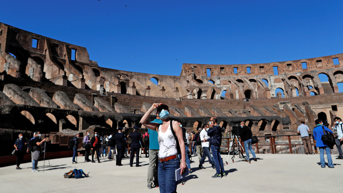 Sorprenden a un turista tallando sus iniciales en el Coliseo de Roma y podría ser condenado a prisión