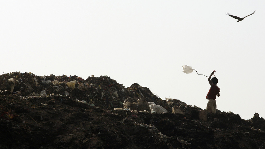 Una niña de 12 años queda enterrada viva en una montaña de basura en la India