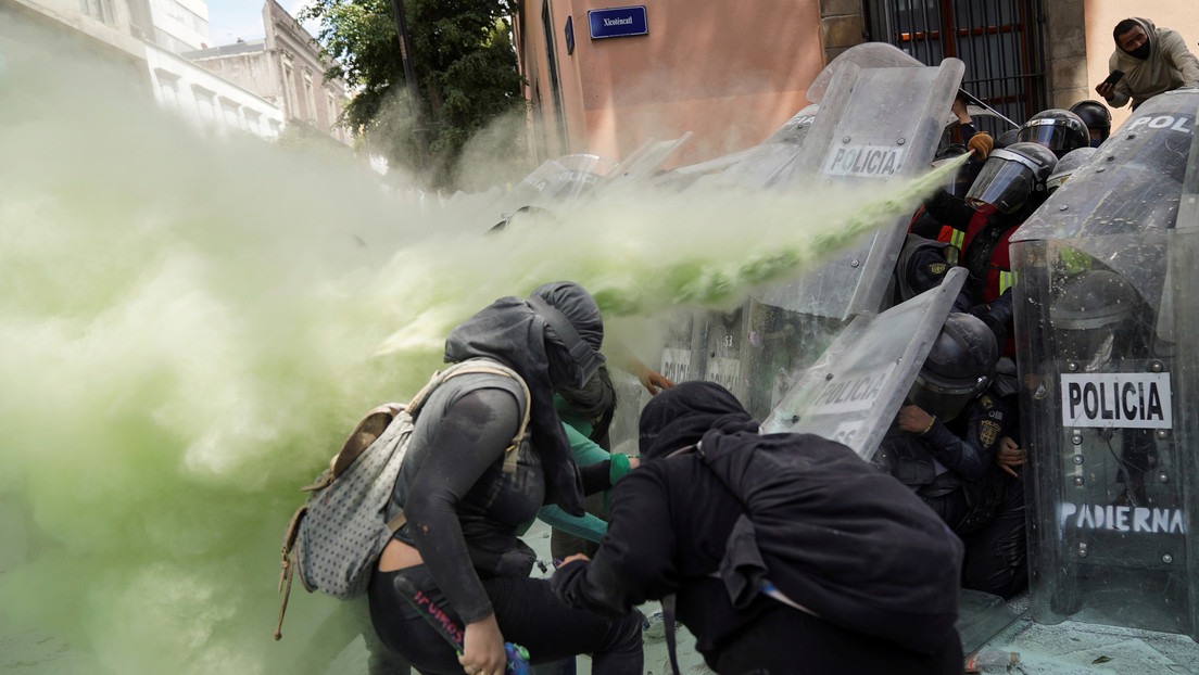 VIDEOS: Protesta feminista por el aborto en Ciudad de México se desarrolla entre pañuelos verdes, lacrimógenos y choques con la policía