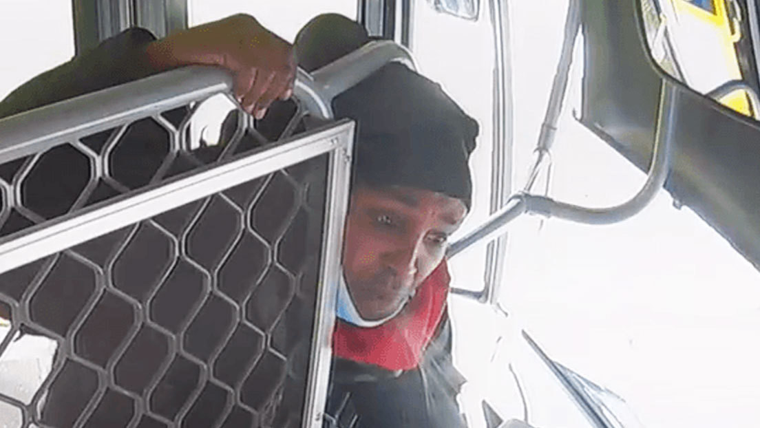 VIDEO: Un pasajero escupe tres veces en el rostro a un chofer de autobús en Australia