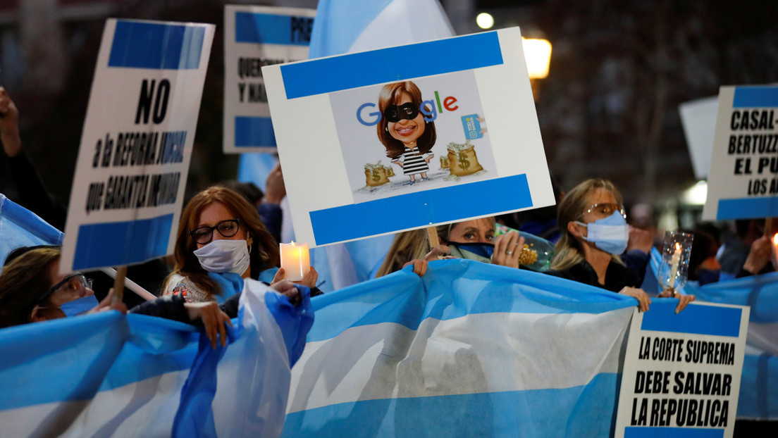 Protestas en casas de políticos y jueces, difusión de teléfonos y amenazas: la tensión que alimenta temores de violencia política en Argentina
