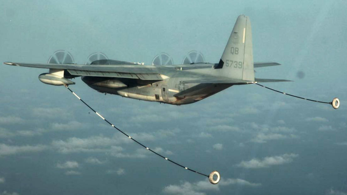 VIDEO, FOTOS: Un avión cisterna de la Marina de EE.UU. aterriza 'de panza' tras chocar en vuelo con un caza F-35B