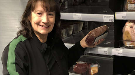 Una mujer se hace millonaria con la lotería, pero sigue trabajando en un supermercado 25 años después