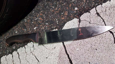 VIDEO: Policías abaten a una mujer armada con cuchillo que apuñaló a una agente en EE.UU.