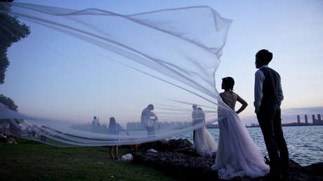 Muere una novia tras ser llevada por una ola de mar durante una sesión fotográfica prenupcial (VIDEO)