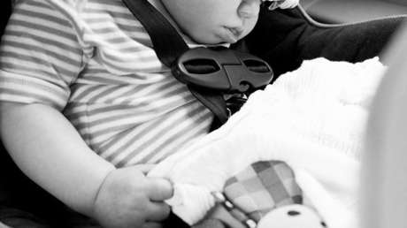 Fallece un bebé en Florida tras pasar varias horas encerrado en un coche bajo el sol