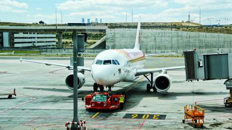 VIDEO: Una azafata salta cabeza abajo y cierra cuatro compartimentos superiores a la vez con sus altos tacones