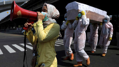 Funcionarios pasean a diario un ataúd por la capital de Indonesia para advertir del peligro del covid-19 (VIDEO)