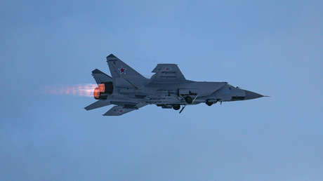 Un caza ruso MiG-31 intercepta un avión de patrulla noruego sobre el mar de Barents