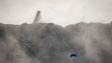 VIDEO: Tom Cruise hace una impresionante acrobacia al saltar al vacío desde una moto para la película 'Misión: Imposible 7'