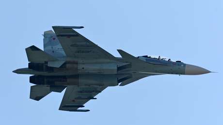 Un caza ruso Su-27 intercepta un avión espía de EE.UU. sobre el mar Negro