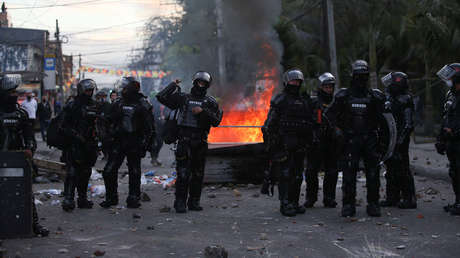 VIDEO: Un antidisturbios se enfrentó a otro policía por agredir a un manifestante en Colombia
