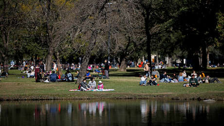 Las dos caras de la pandemia en Argentina: el colapso de los médicos y la activa vida social de quienes incumplen los protocolos sanitarios