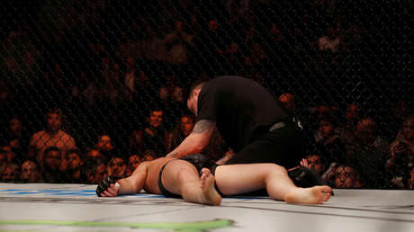 VIDEO: Dos devastadoras patadas giratorias en la ingle dejan a un luchador de MMA tumbado en el suelo y gritando de dolor