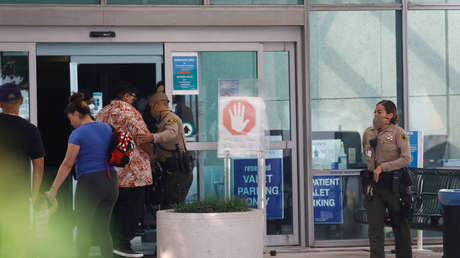 Difunden una imagen de la policía de Los Ángeles mientras ayuda a su compañero a pesar de recibir un disparo en la mandíbula (FOTO)