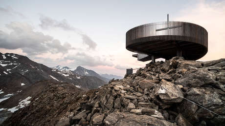 FOTOS: Inauguran un innovador mirador en los Alpes italianos con el nombre de la momia Ötzi
