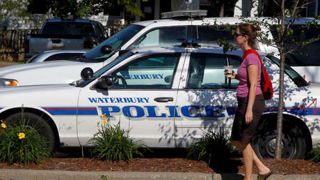 Joven salva a una mujer y sus tres hijos, atrapados en un auto en llamas