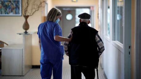 "Perdí a mi mujer. El silencio me tortura": un viudo coloca un letrero en la ventana de su casa y recibe un alud de respuestas