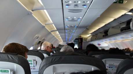 España: Un joven le arranca de un mordisco parte de la oreja a otro pasajero en un avión