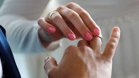 Un niño de 15 años y una niña de 12 son obligados a casarse tras violar una costumbre local que prohíbe tener citas después de anochecer (VIDEO)