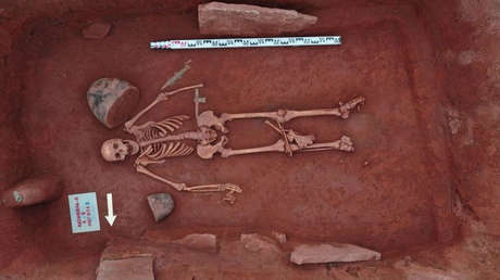 Hallan una tumba escita totalmente intacta de 2.500 años con una pareja y una mujer tumbada a sus pies