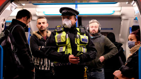 VIDEO: Un oficial de la Policía británica saca a empujones de un concurrido tren a un hombre por no utilizar cubrebocas