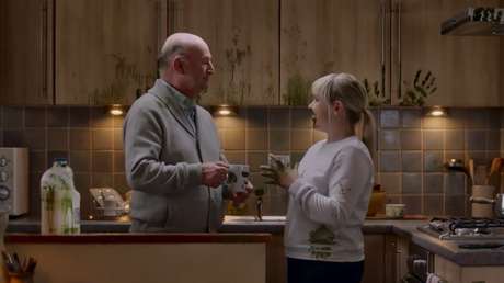 Un polémico video de campaña muestra cómo una mujer 'mancha' la casa con coronavirus y contagia a su abuelo, y se abre un debate en la Red