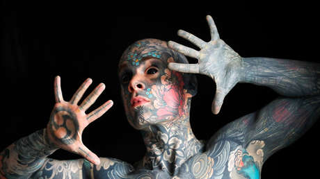 Impiden dar clase a un maestro de escuela con los ojos tatuados porque asusta a los niños