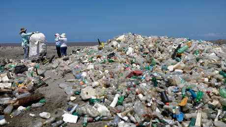 Científicos crean un 'cóctel' de superenzimas que 'devora' los objetos de plástico seis veces más deprisa