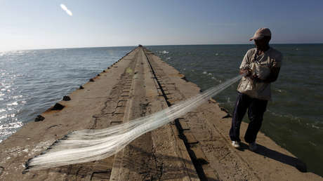 Pescadores rescatan a una mujer que se tiró al mar en Colombia por las agresiones de su exmarido (VIDEO)