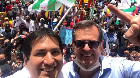 Manifestantes protestan ante el Consejo Nacional Electoral de Ecuador para exigir la inscripción del binomio Arauz-Rabascall